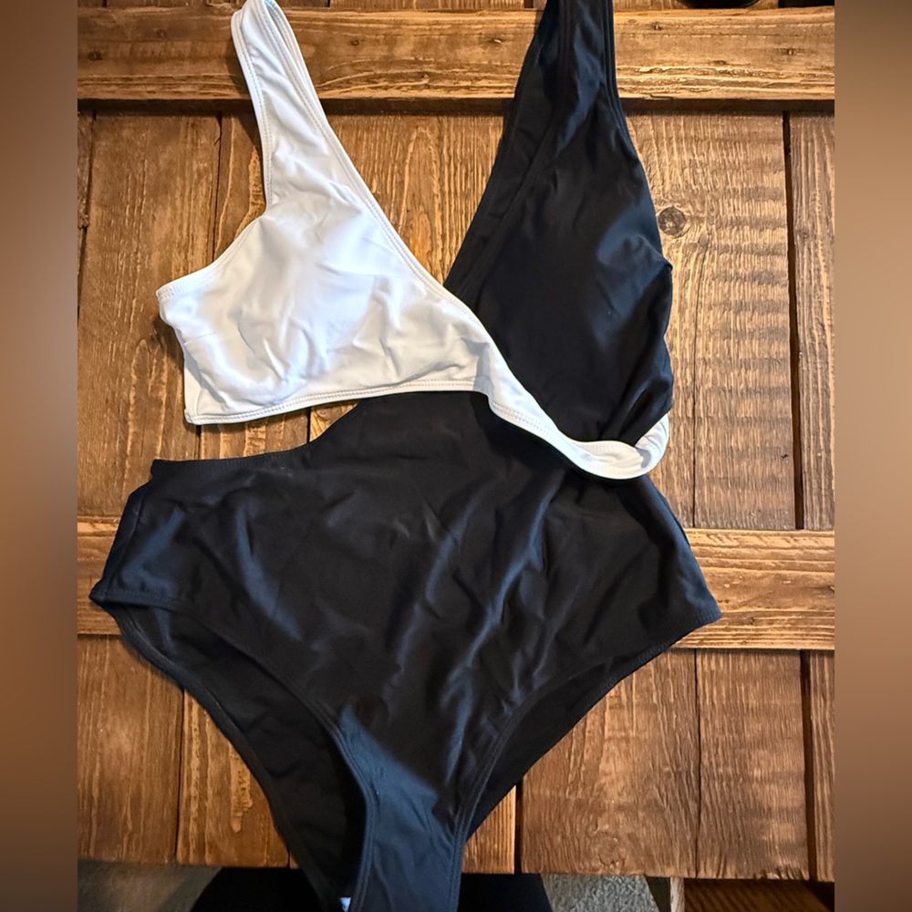 NWOT Black and White one pc Set